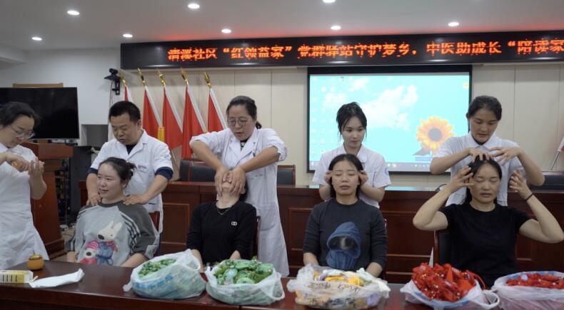 家长们体验按摩手法。杨奥摄