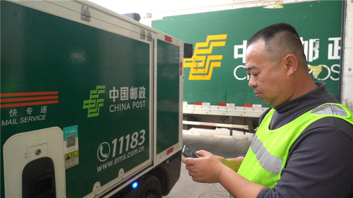 业务管理员夏守红正在操作无人驾驶快递车。李晖摄