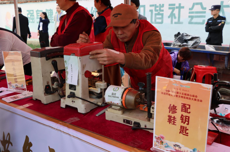抹山庙会开展志愿服务。王泉摄