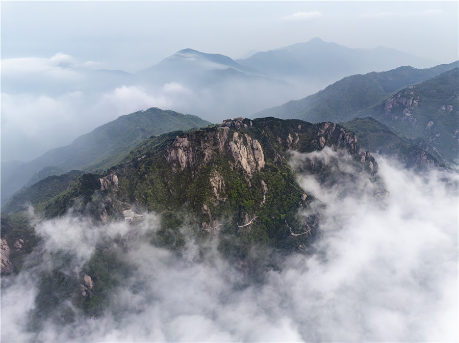 安徽池州九华山花台景区壮美云海景观。