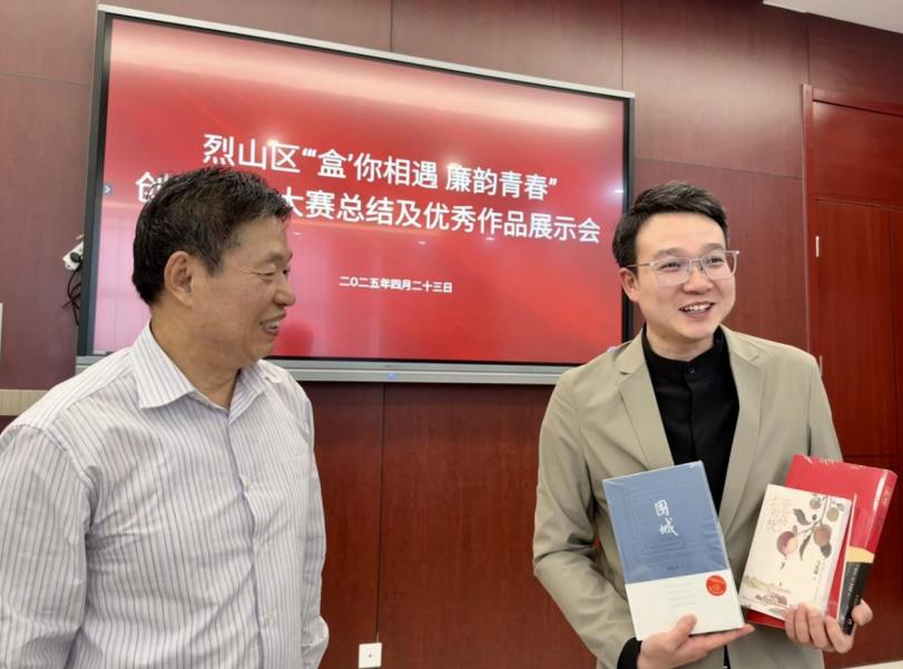 参赛选手在活动现场开“盲盒”。任佩瑶供图