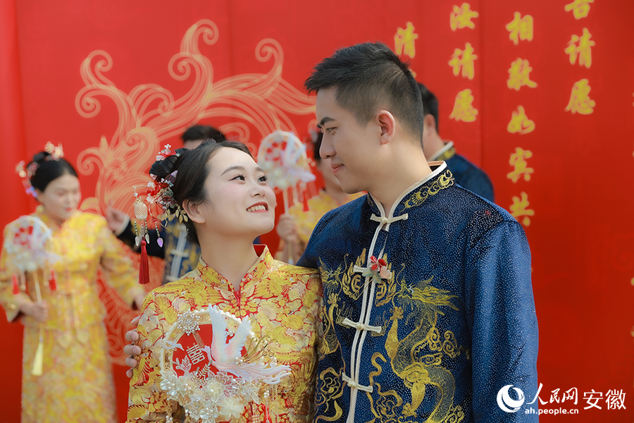 一对新人在集体婚礼现场含情相望。人民网记者 张俊摄