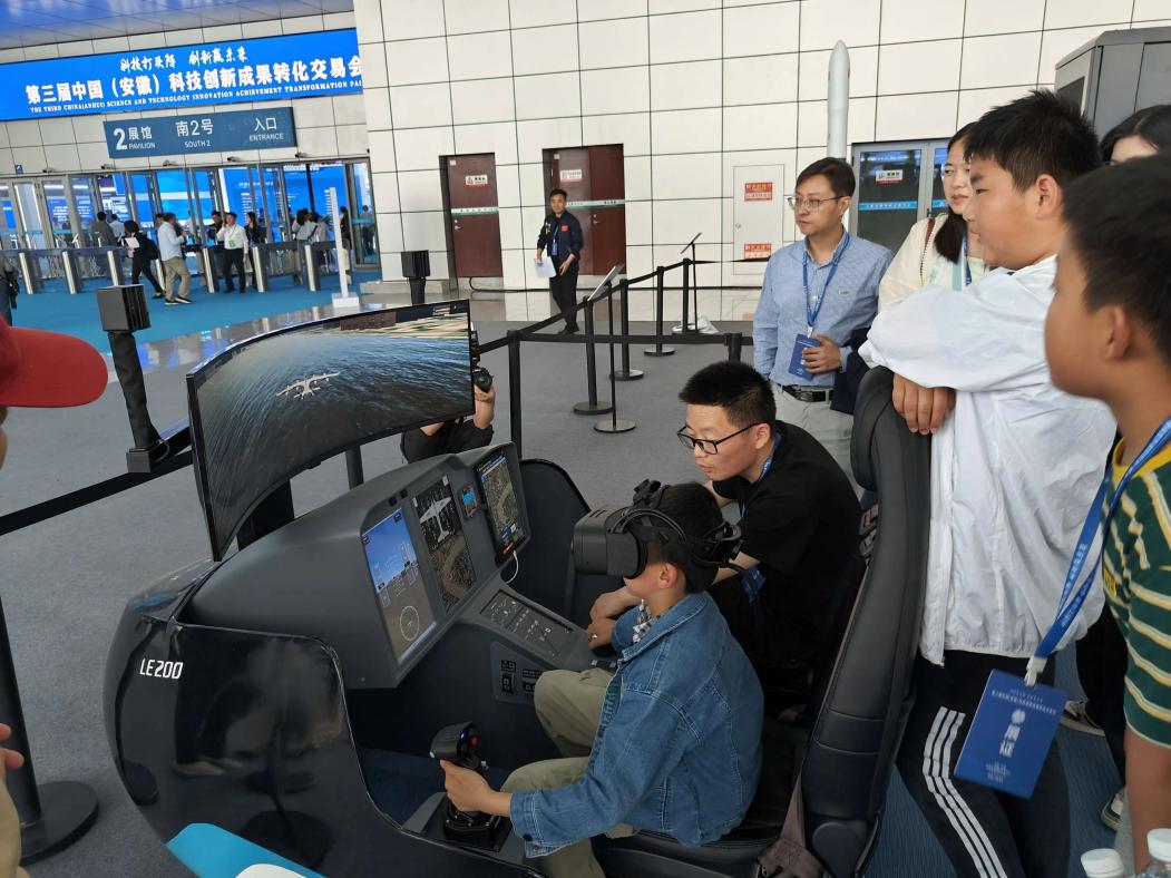 游客现场体验览翌航空的LE200驾驶舱模拟器。受访者供图
