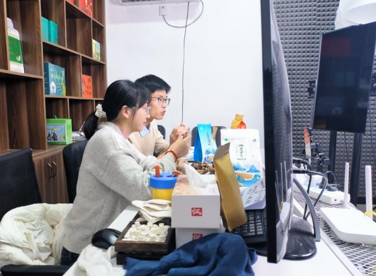 返乡创业大学生茯苓硕士正在直播。詹勇摄