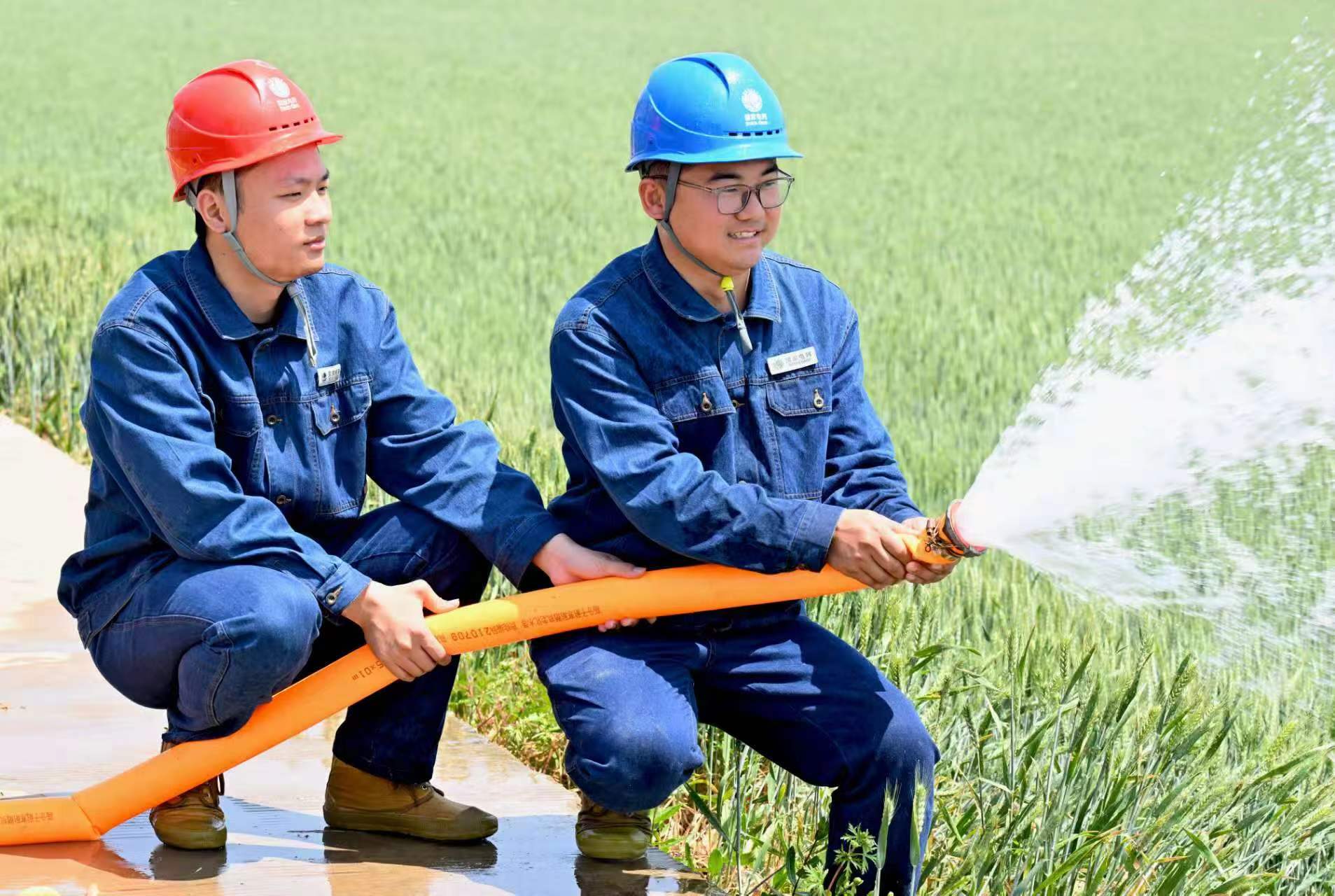4月28日，在亳州市蒙城縣板橋鎮雙鹿村，供電公司抗旱助農小分隊隊員在幫助農民為小麥澆水。