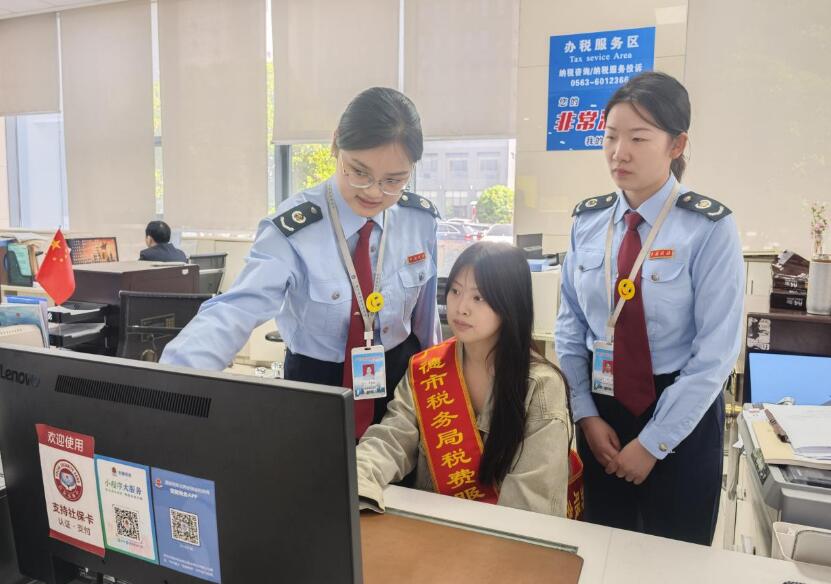 新辦企業代表擔任“稅費服務體驗師”。