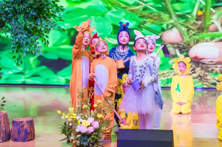 《小鬆鼠找花生》藝術展演畫面。淮上區教育局供圖