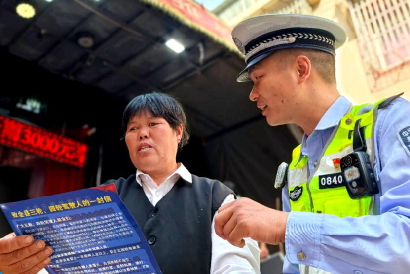 庙会演出间隙，公安交警开展道路交通安全宣传。