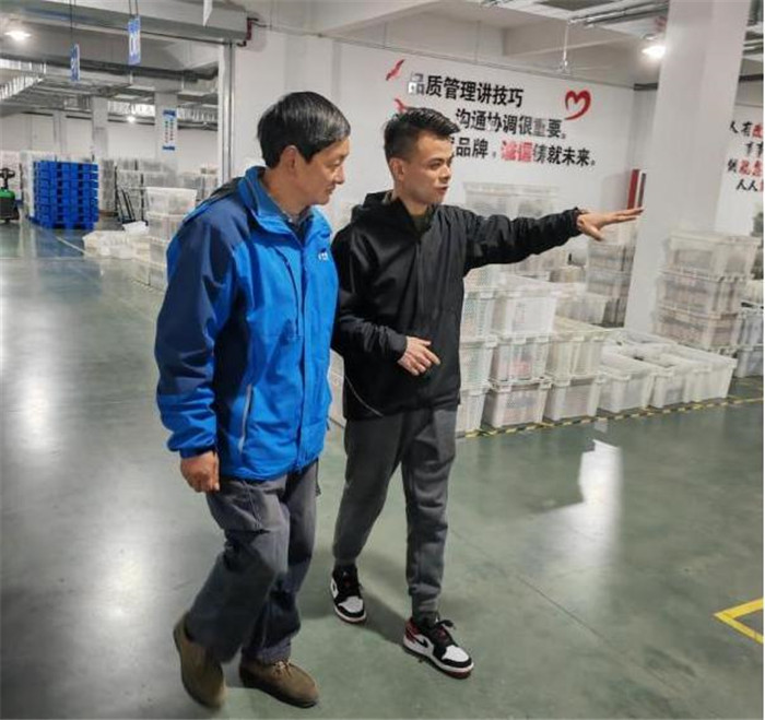 葉紅義在當地電商企業詳細了解農產品銷售渠道。