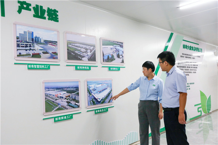 農行工作人員赴企業了解經營情況。農行蚌埠分行供圖