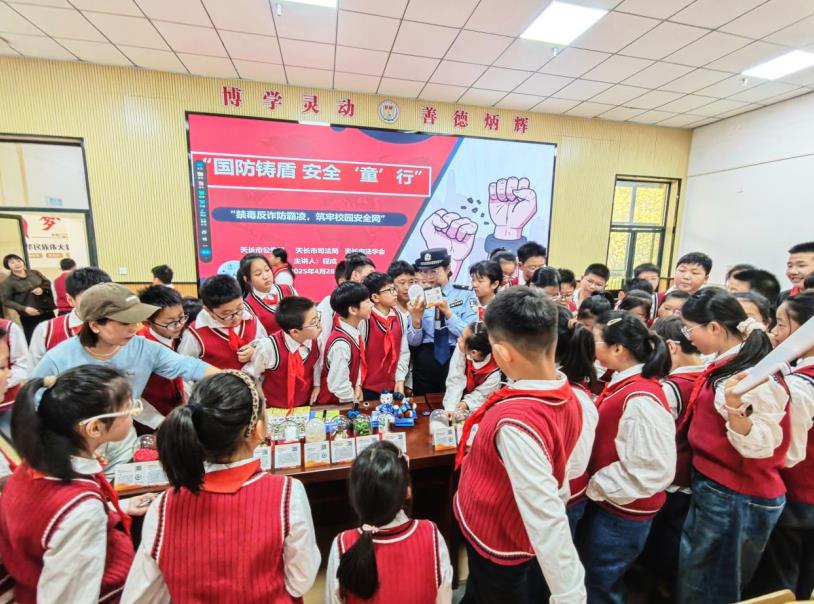 禁毒民警結合毒品仿真模型向同學們講述新型毒品的危害。厲作友攝