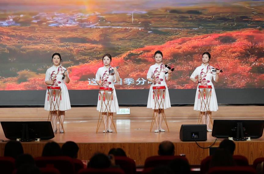 青年表演非遗淮北大鼓《青春赞烈山》。冯树风摄