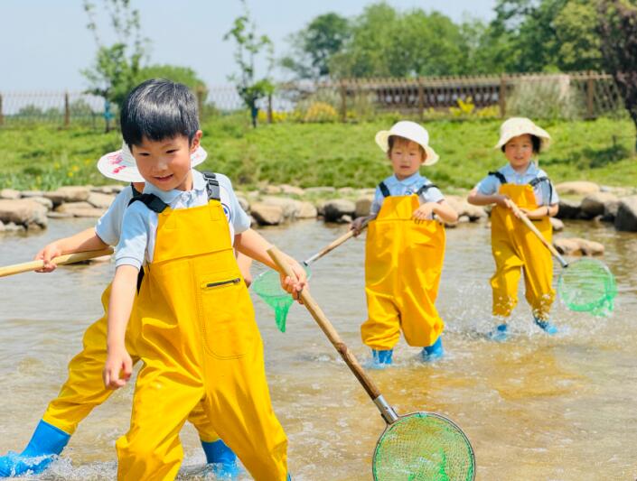  池塘撈魚。