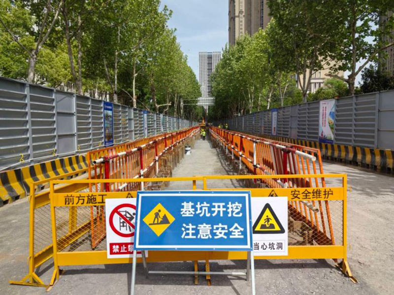合肥高新区市政排水管网综合整治工程现场，图为基坑支护及临边防护到位。合肥水务集团供图
