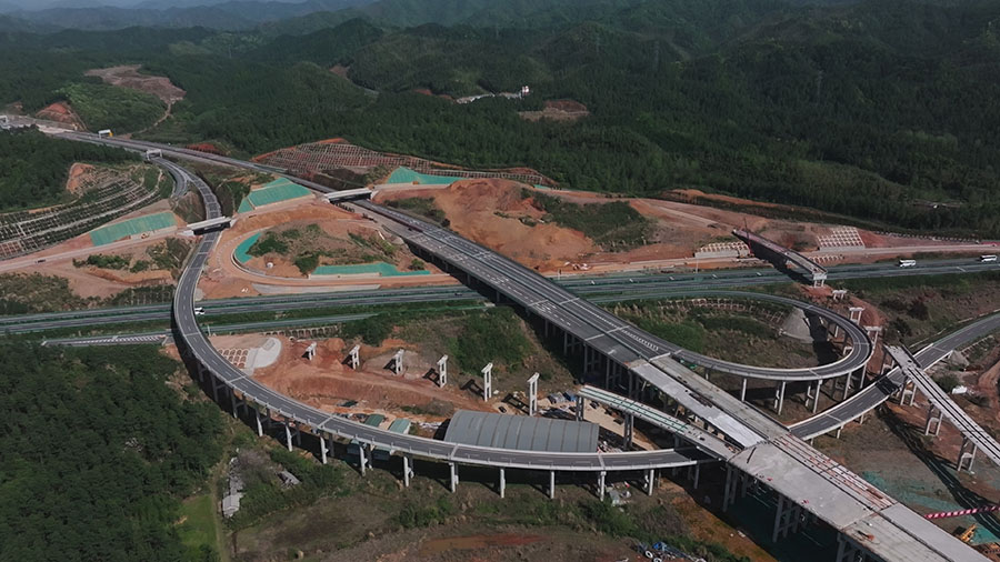 俯瞰泾青高速一分部项目建设现场。安徽建工建设投资集团供图