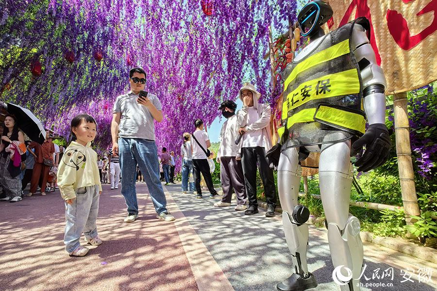 人形機器人亮相馬仁奇峰景區。人民網記者 汪瑞華攝