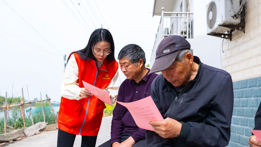 蕪湖市紀委監委機關“青廉先鋒隊”隊員赴雙聯系點開展主題宣講和志願服務。杜廣明攝