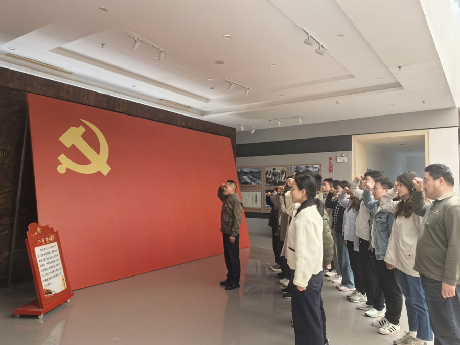 蕪湖市鏡湖區紀委監委組織年輕機關黨員干部開展黨日活動。曹旭攝