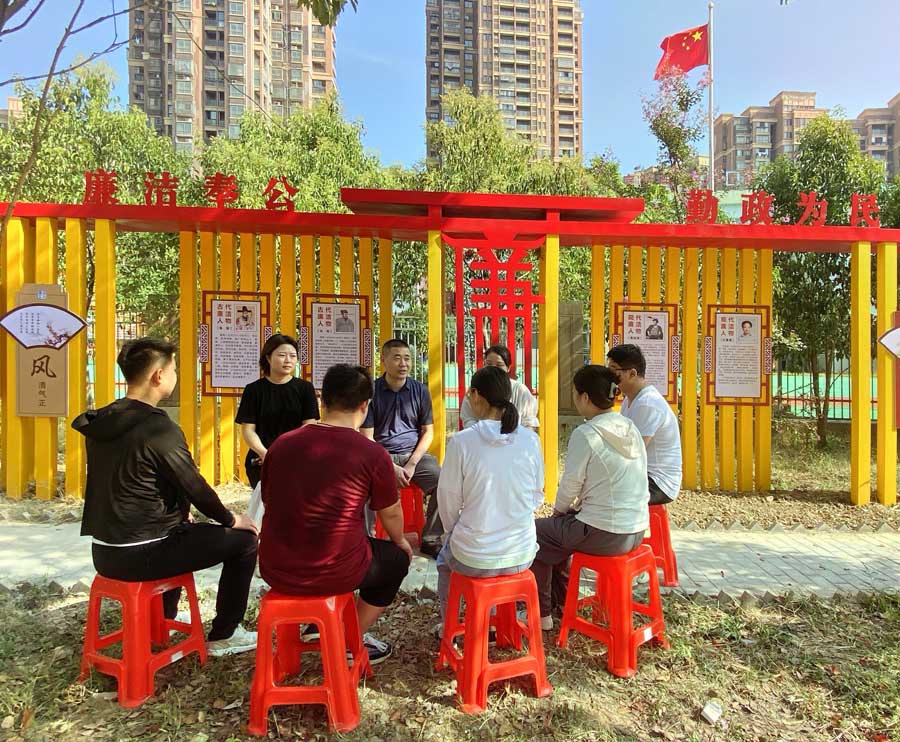 蕪湖市弋江區街道紀工委書記為新任職的村級紀檢委員上好“廉政第一課”。陶軍攝