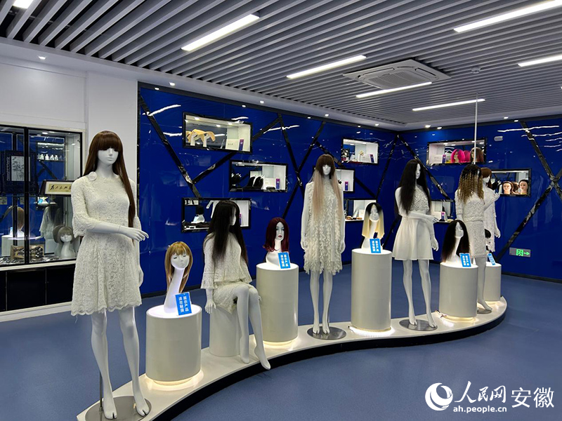 马集镇现代化发制品产业园产品展示。人民网记者 高飞跃摄