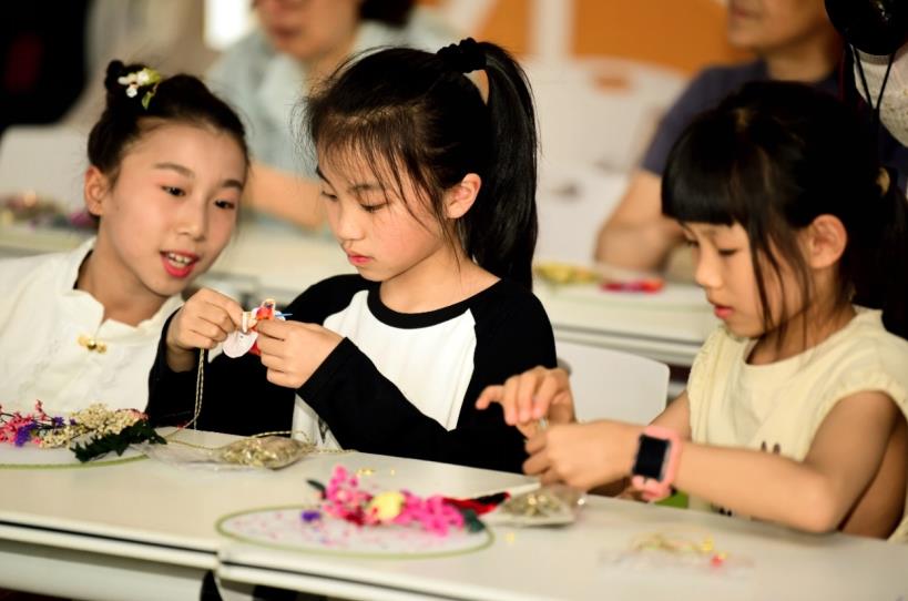 孩子們專注於香包制作。