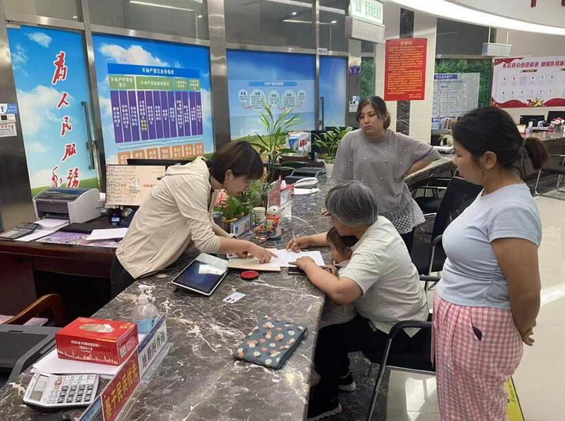 工作人員熱情接待辦事群眾。