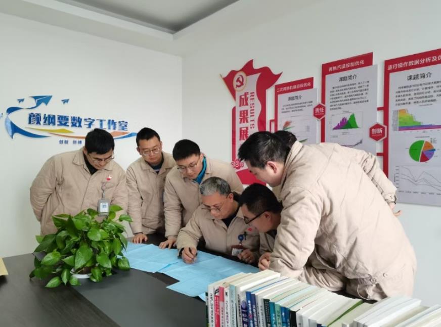 颜纲要数字工作室成员正在讨论。