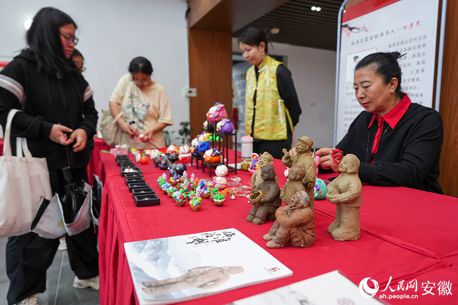 非遗代表性传承人现场展示制作技艺。人民网记者 苗子健摄
