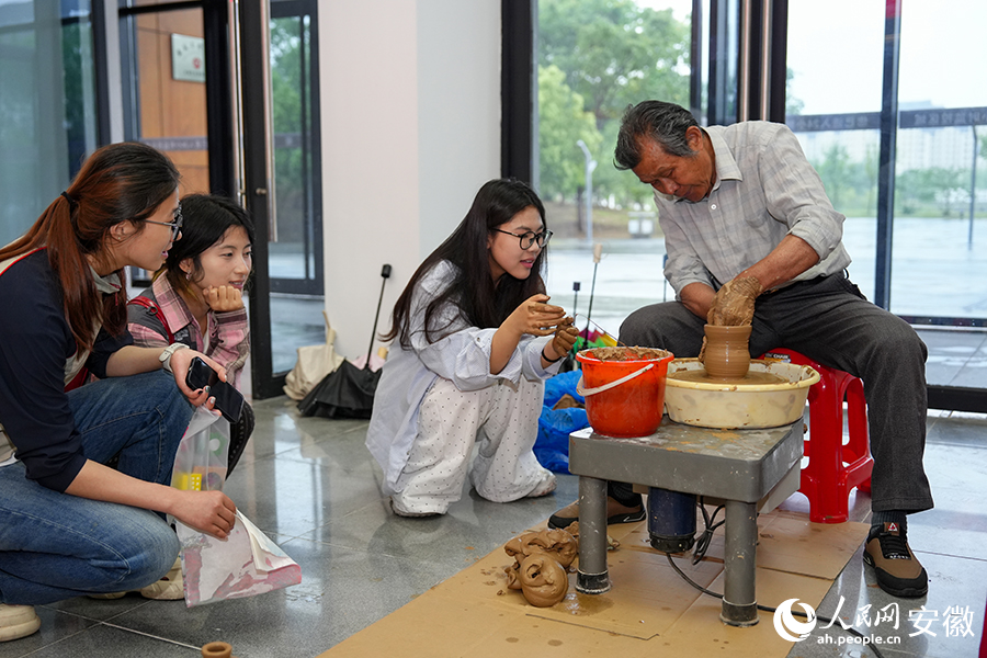 学生体验界首彩陶制作。人民网记者 苗子健摄