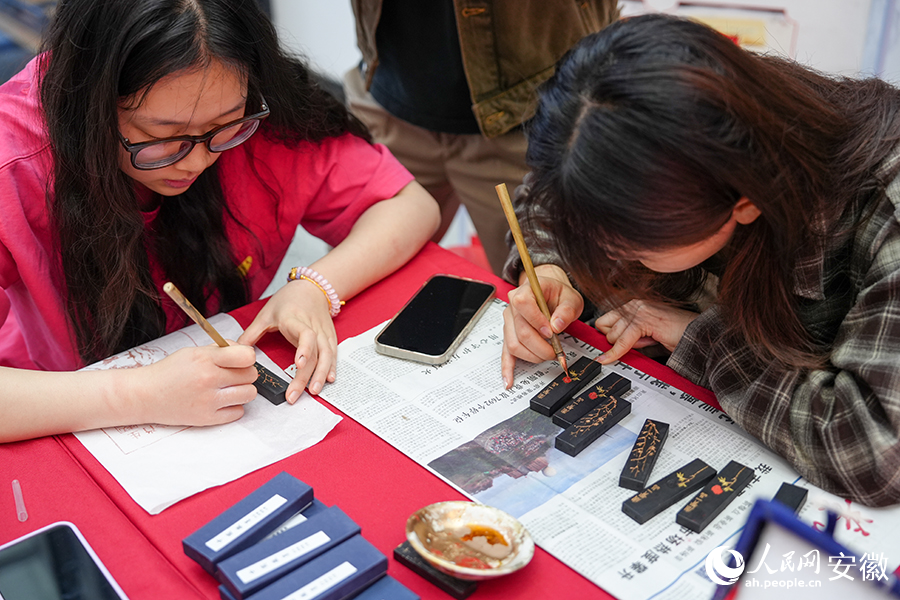 学生现场体验徽墨描金。人民网记者 苗子健摄