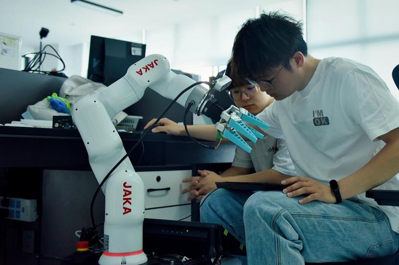 瑤海機器人企業正在調試機器人。