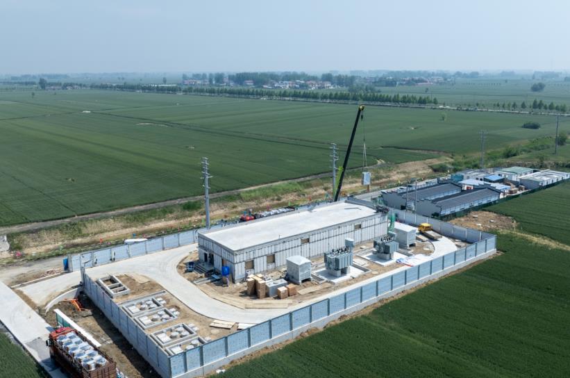 4月28日，萬裡濉溪分公司正在工程現場安裝主要電氣設備。陳永攝