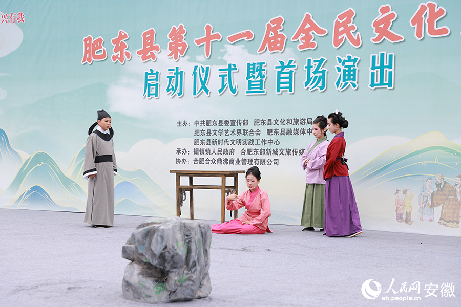 廬劇小戲《包拯審石頭》。人民網記者 王曉飛攝