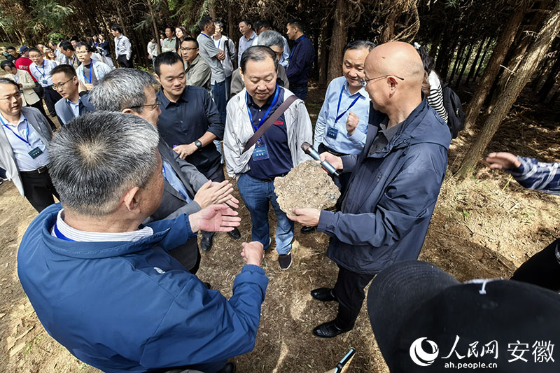 銅礦遺址發現的煉渣。人民網記者 汪瑞華攝