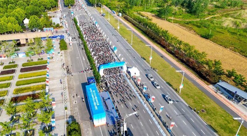 騎行出發。環巢湖自行車公開賽組委會供圖