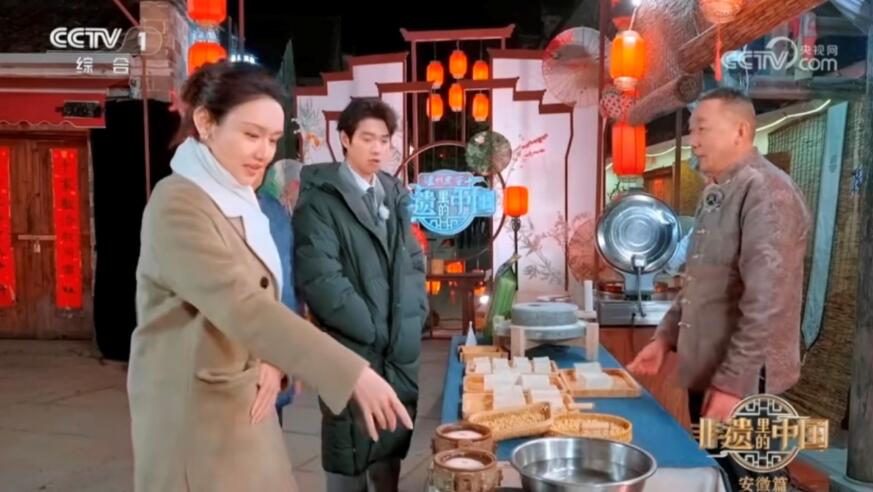 胡学兵在展示寿县豆腐传统制作技艺。寿县融媒体中心供图