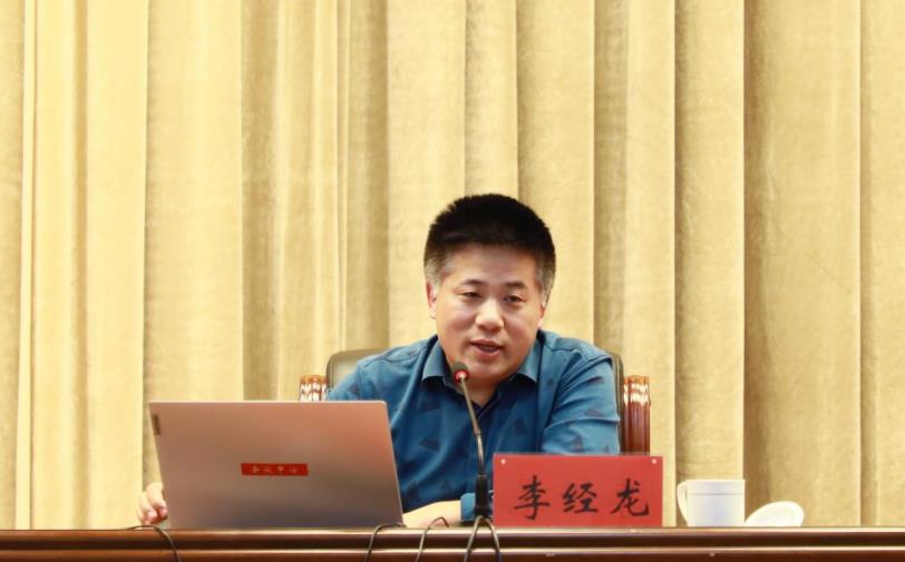 李經龍作專題授課。張強攝