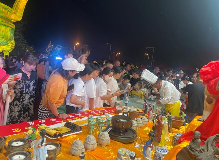寿县“寿州古城寻味旅行月”活动现场。寿县美味厨酒店供图