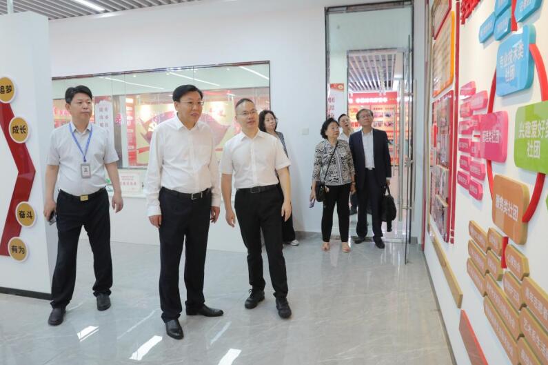 領導一行考察安徽新華高級技工學校。陳熙攝