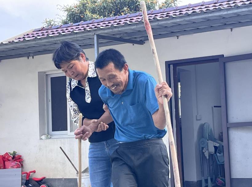 王桃連照顧小數。