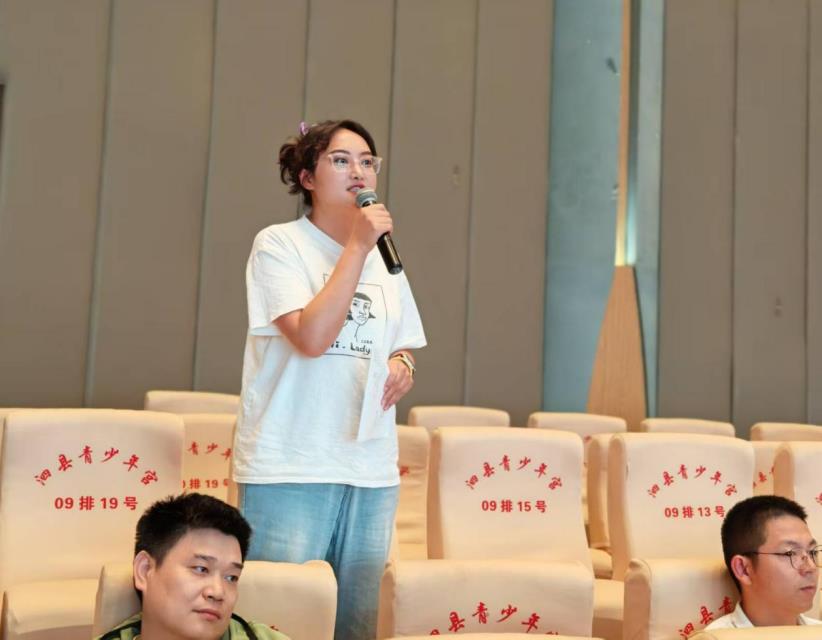 泗县融媒体中心主持人李婷现场提问。吴天元摄