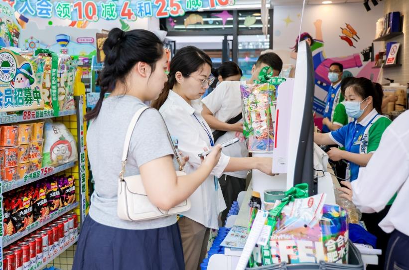 顧客在自助收銀機前有序結賬。