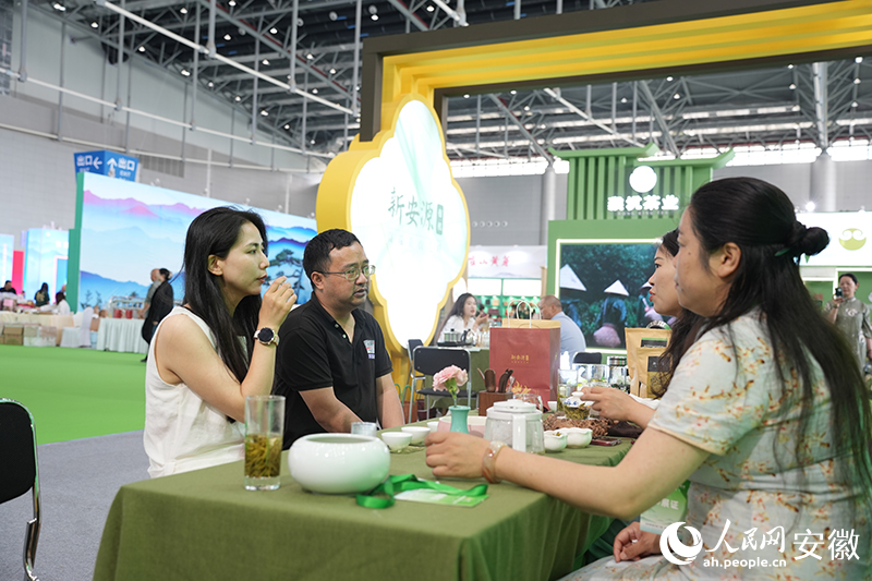 茶博會展館內，市民駐足品茶。人民網記者 王銳攝