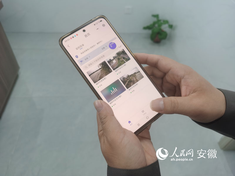 政府工作人員可以在手機上實時查看各水塘情況。人民網 胡雨鬆攝