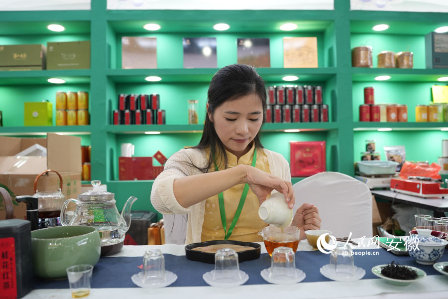 茶艺师展示泡茶技艺。人民网记者 王锐摄