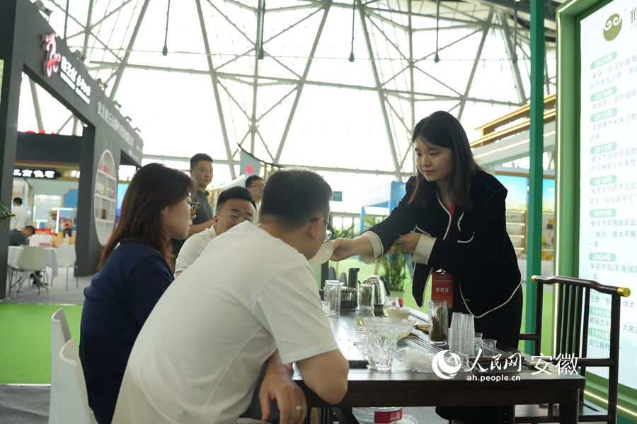 市民品茶。人民网记者 王锐摄