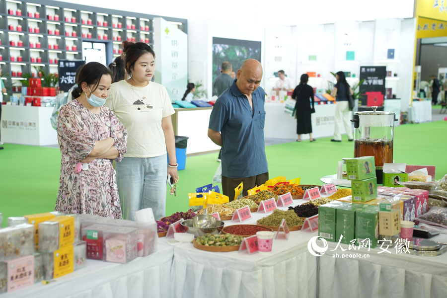 市民在花草茶前驻足观看。人民网记者 王锐摄
