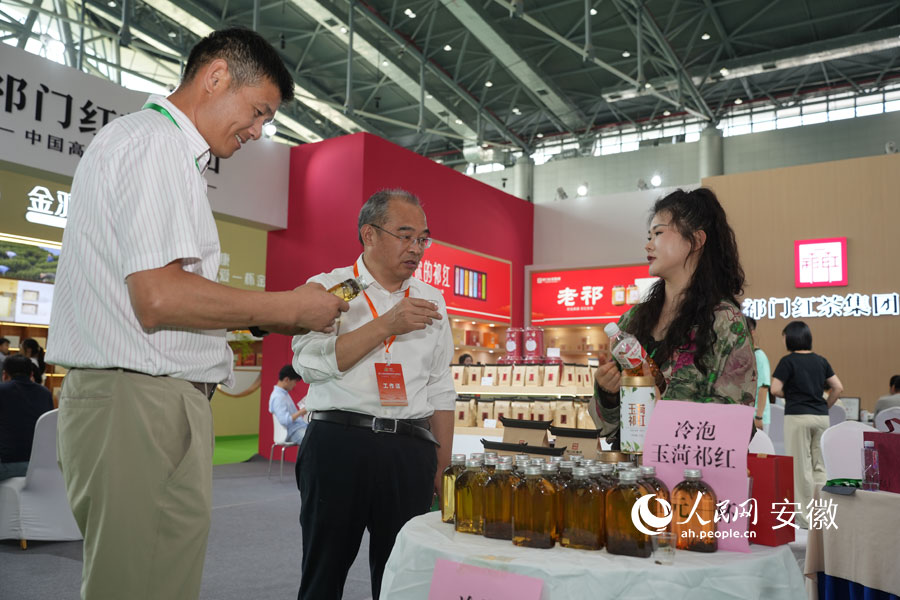 展会现场，客商洽谈交流。人民网记者 王锐摄