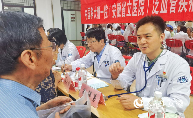 中國科大附一院醫生在義診現場為市民答疑解惑。人民網記者 周坤攝