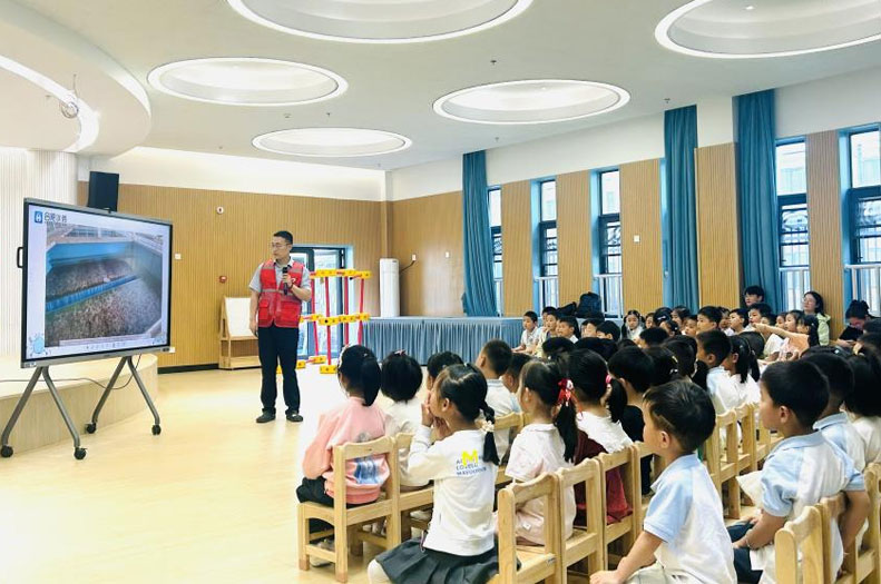 觀看水科普視頻。合肥水務集團供圖